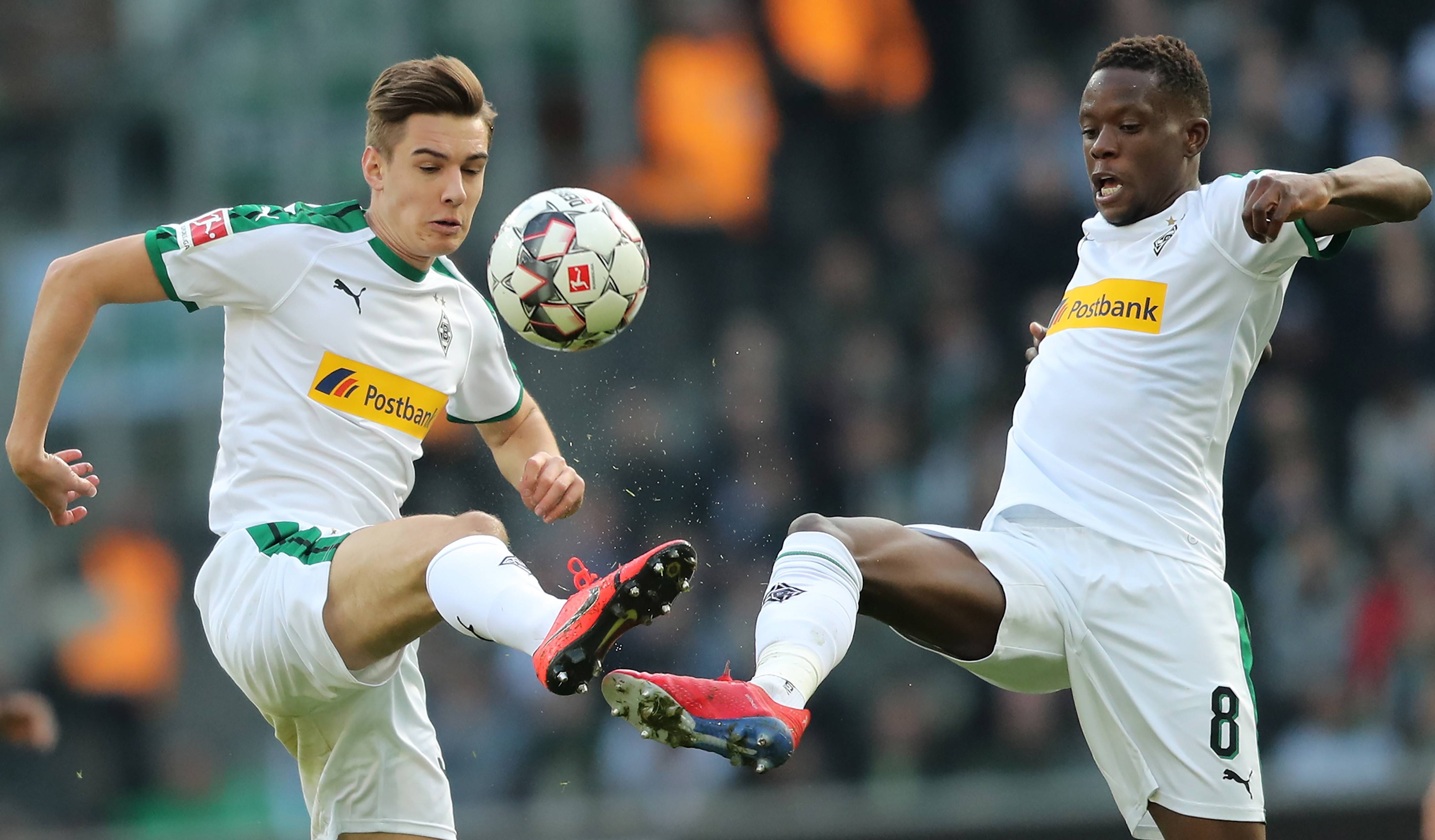 包含加时末段德甲焦点战，利物浦防线松动，媒体盛赞，年轻球员得到机会的词条