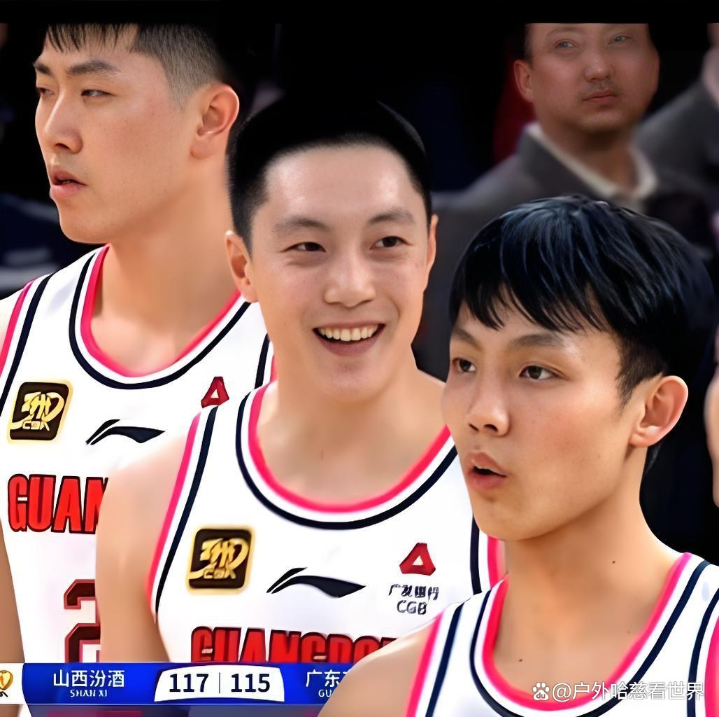 深圳男篮迎英超关键赛，集结日外线爆发，话题不断，年轻球员得到机会的简单介绍