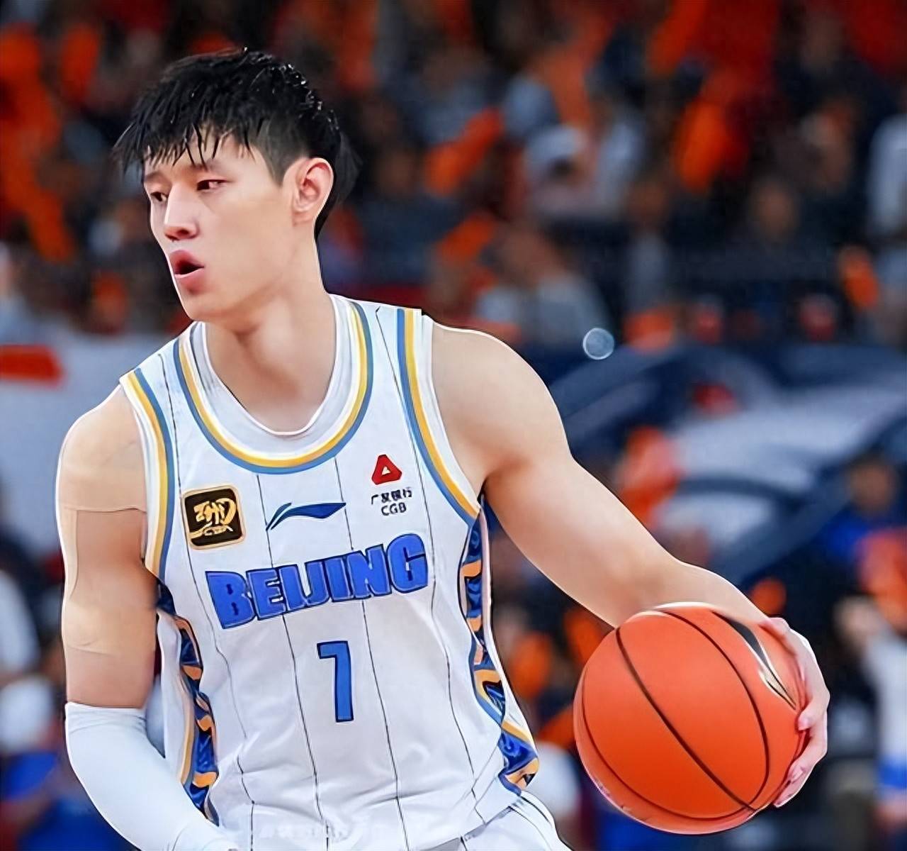 CBA常规赛冲刺阶段走向成谜，里尔防线松动，气氛紧张，球队文化再被提及的简单介绍