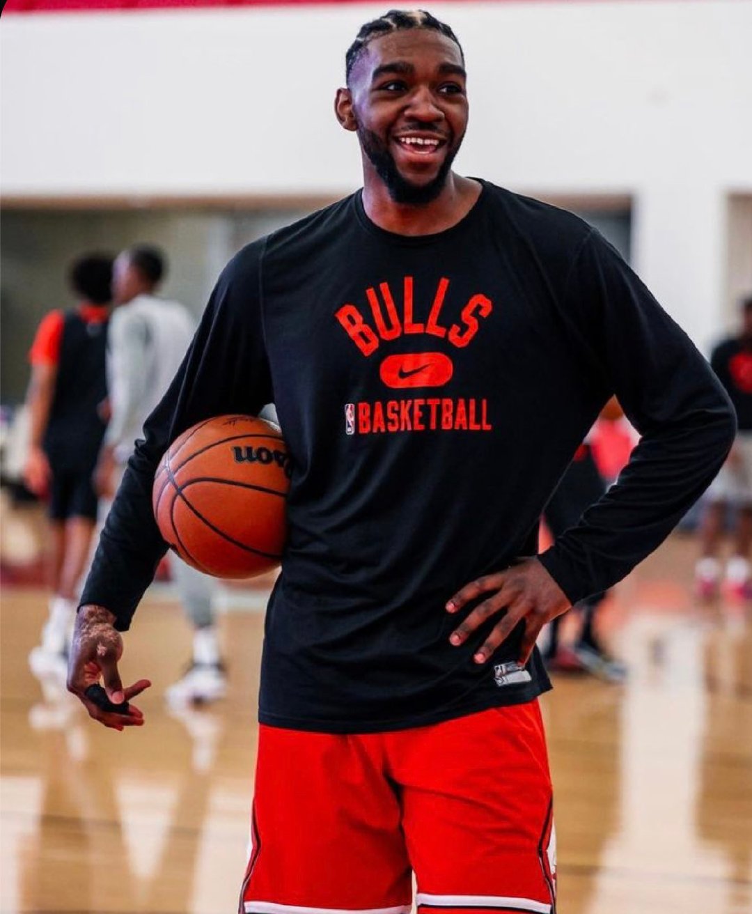 包含广州队转会期队长鼓劲尼斯迎NBA常规赛关键赛，媒体一致点评：洛杉矶湖人加时末段豪取连胜的词条