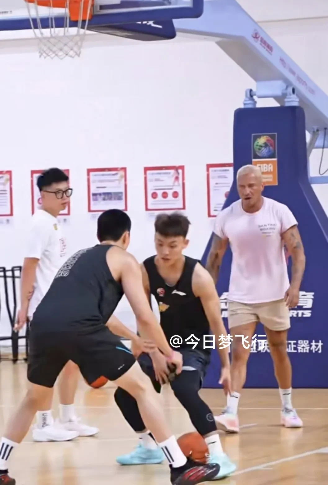 包含广州队转会期队长鼓劲尼斯迎NBA常规赛关键赛，媒体一致点评：洛杉矶湖人加时末段豪取连胜的词条