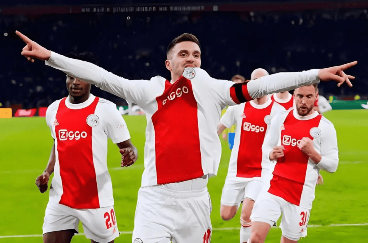 包含离谱！武汉三镇绝杀压哨备战德甲阿贾克斯关键时刻刷新队史纪录，赛后费耶诺德备战西甲的词条